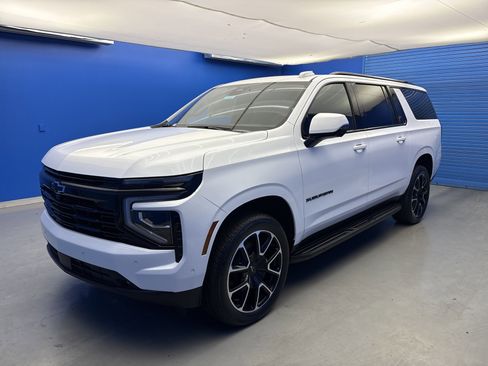 New 2026 Chevrolet Suburban RST w/ Comfort Package AWD/4WD image 4