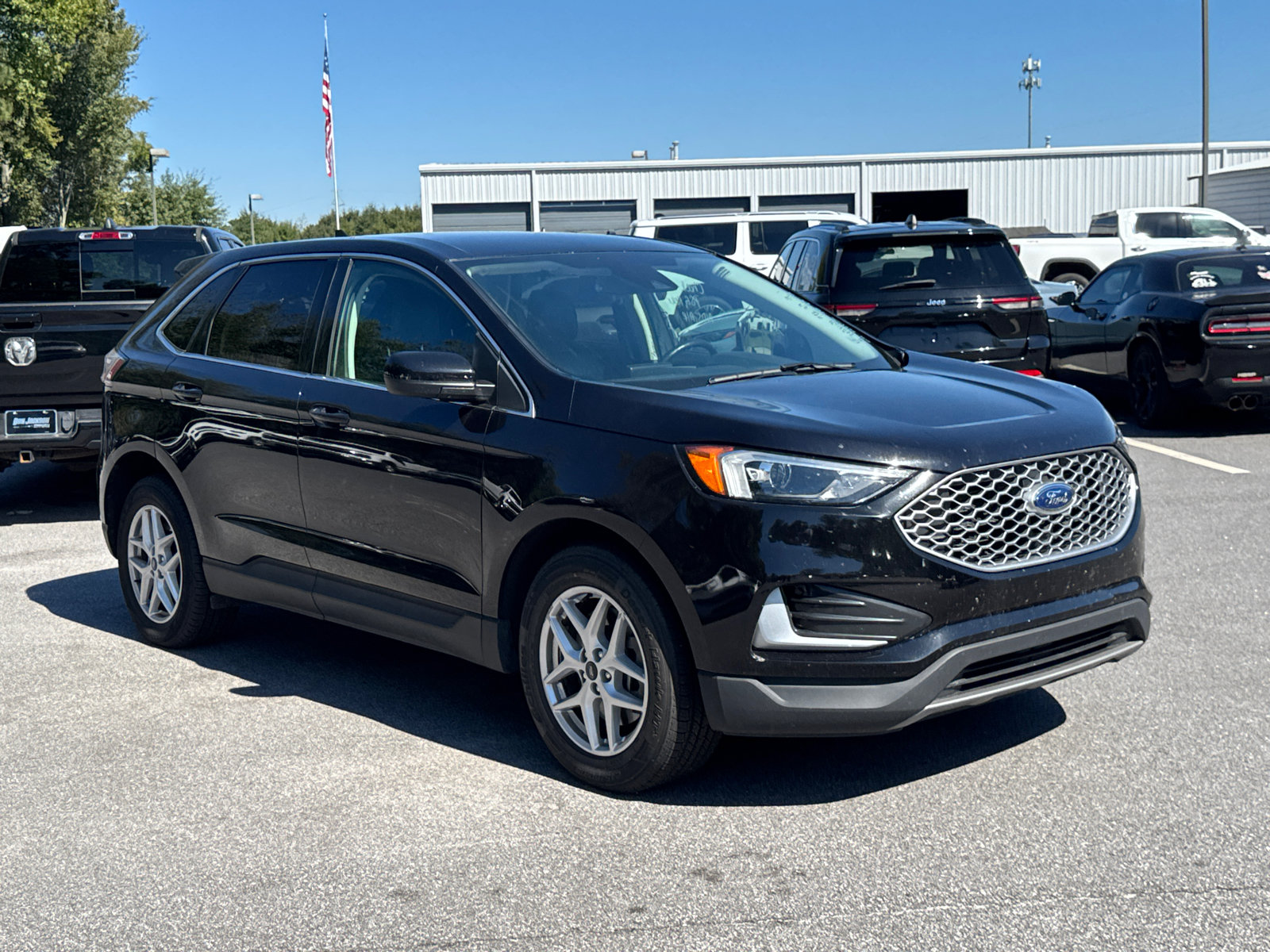 Used 2024 Ford Edge SEL AWD/4WD image 3