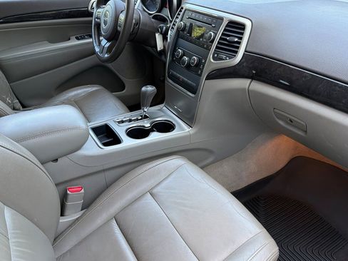 Used 2011 Jeep Grand Cherokee Laredo AWD/4WD image 16