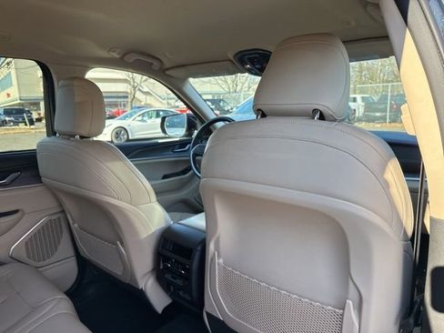 Used 2022 Jeep Grand Cherokee Limited w/ Luxury Tech Group II image 24