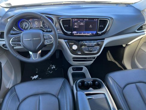 Used 2024 Chrysler Pacifica Touring-L FWD image 2
