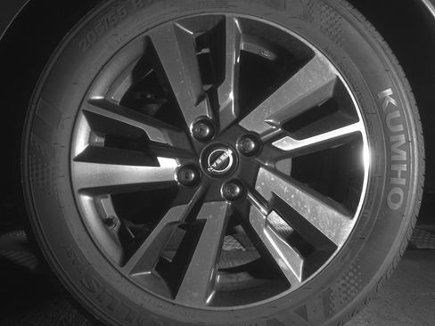 Used 2025 Nissan Versa SV image 14