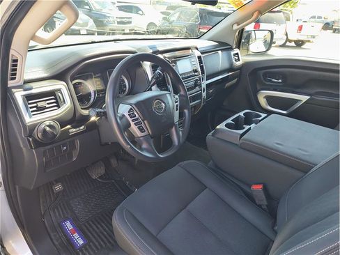 Used 2018 Nissan Titan SV image 4