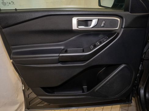 Used 2020 Ford Explorer XLT w/ Comfort Package image 12