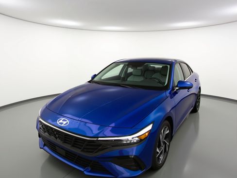 Used 2025 Hyundai Elantra Limited image 3