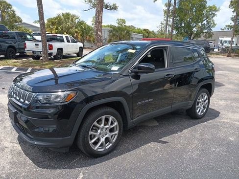 Used 2022 Jeep Compass Latitude AWD/4WD image 2