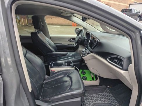 Used 2022 Chrysler Pacifica Touring-L image 15