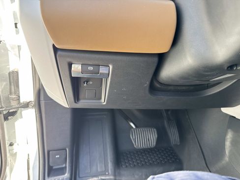 Used 2025 Land Rover Defender 110 X-Dynamic SE image 32