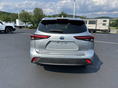 Used 2021 Toyota Highlander XLE w/ Protection Package #3 (TMS) AWD/4WD image 6
