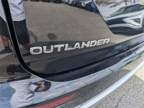 New 2025 Mitsubishi Outlander SE image 14