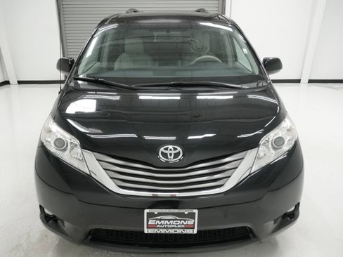 Used 2012 Toyota Sienna XLE w/ Entertainment Pkg FWD image 2