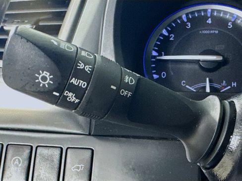 Used 2019 Toyota Highlander XLE FWD image 13