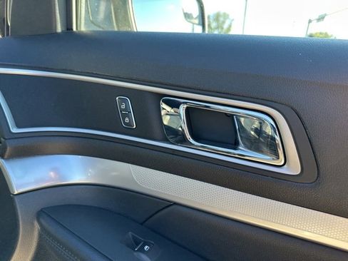 Used 2016 Ford Explorer XLT w/ Equipment Group 202A image 21