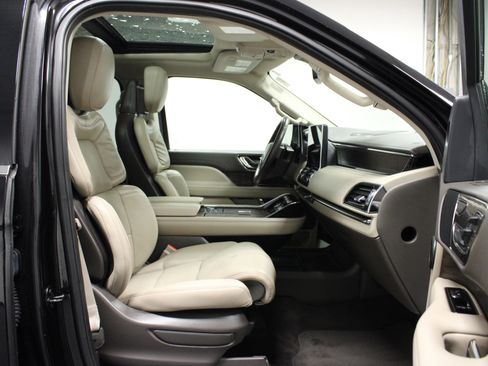 Used 2022 Lincoln Navigator L Reserve w/ Monochromatic Package image 17