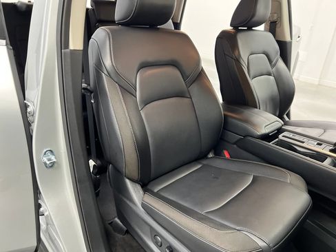 Used 2025 Nissan Pathfinder SL FWD image 28