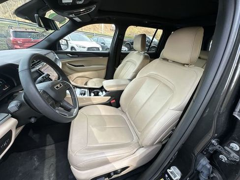 Used 2023 Jeep Grand Cherokee Limited w/ Luxury Tech Group II image 15