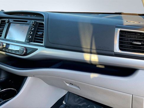Used 2019 Toyota Highlander XLE image 17