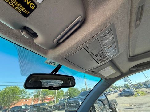 Used 2012 Toyota Highlander SE w/ Tow Pkg FWD image 23