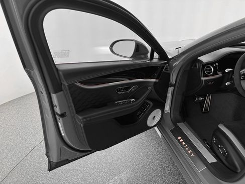 Used 2025 Bentley Flying Spur Plug-In Hybrid AWD/4WD image 13