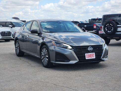 Used 2025 Nissan Altima 2.5 SV FWD image 3