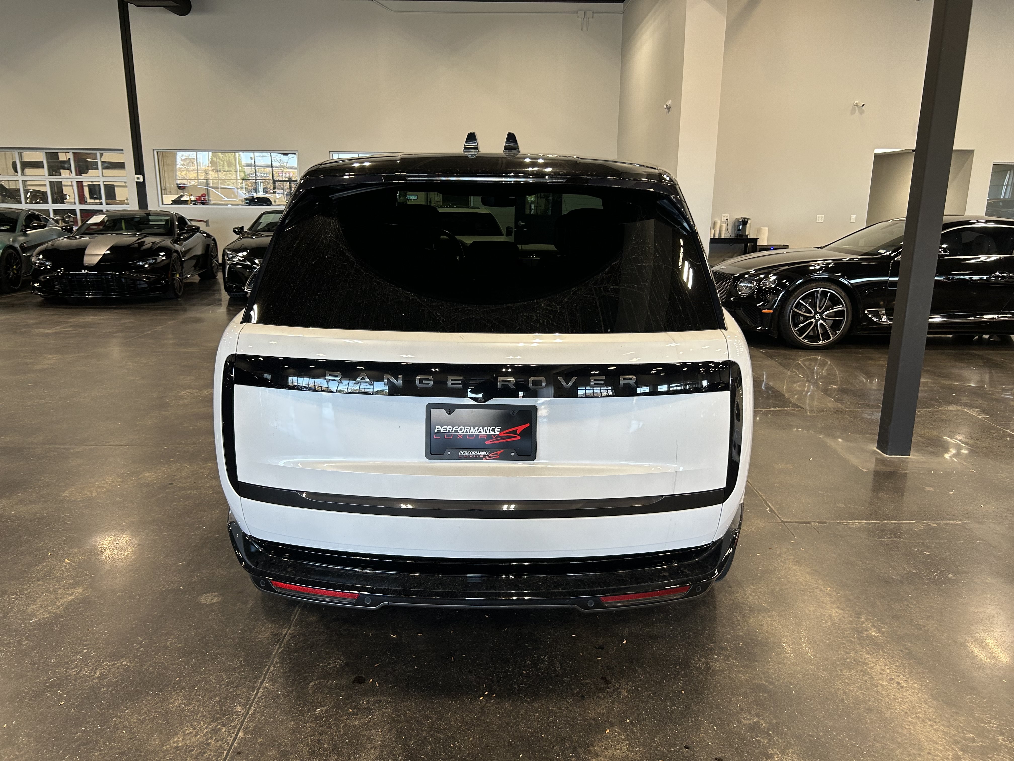 Used 2024 Land Rover Range Rover SE AWD/4WD image 3