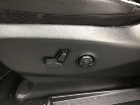 Used 2025 Chrysler Pacifica Limited image 8