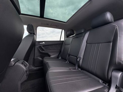 Used 2023 Volkswagen Tiguan SE w/ Panoramic Sunroof Package FWD image 19