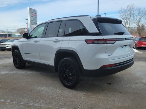 Used 2025 Jeep Grand Cherokee Altitude image 3