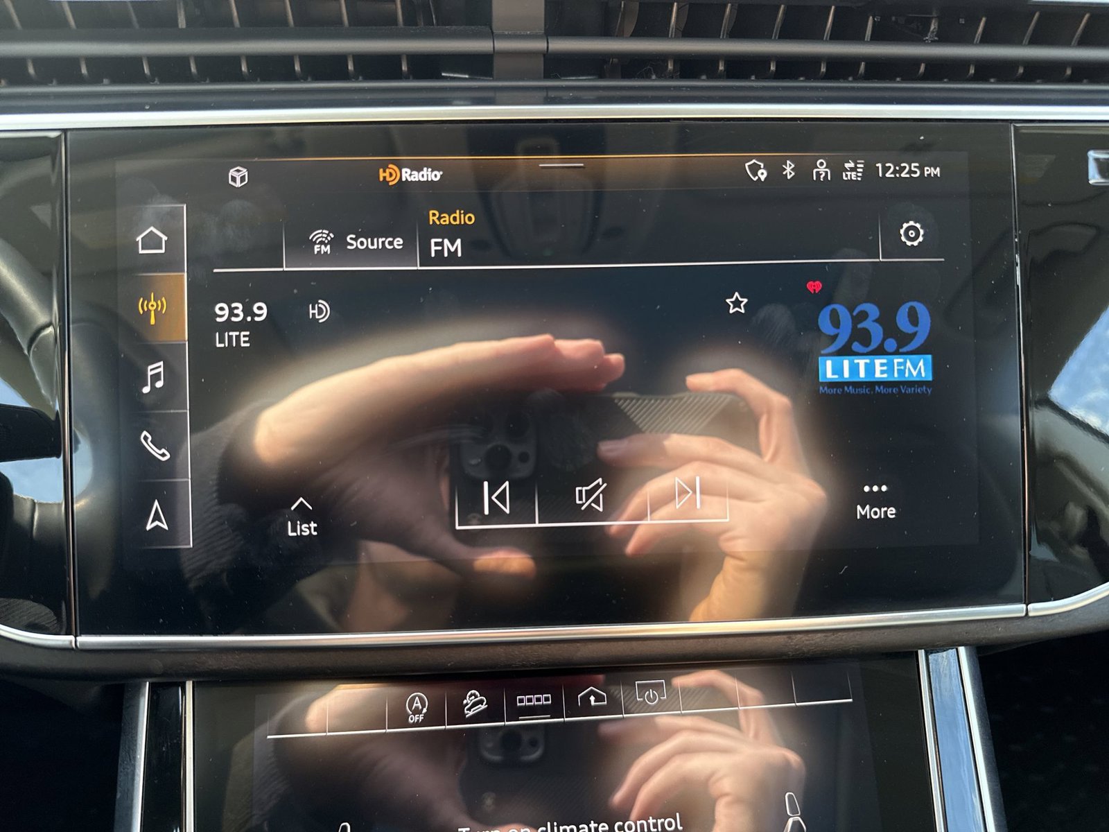 Used 2023 Audi Q8 Premium w/ Convenience Package AWD/4WD image 18
