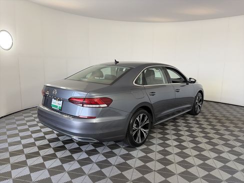 Used 2022 Volkswagen Passat 2.0T SE FWD image 10