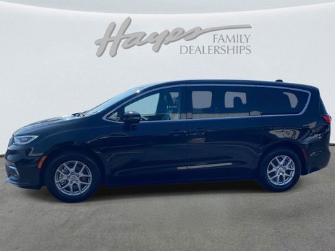 Certified 2025 Chrysler Pacifica Select image 9