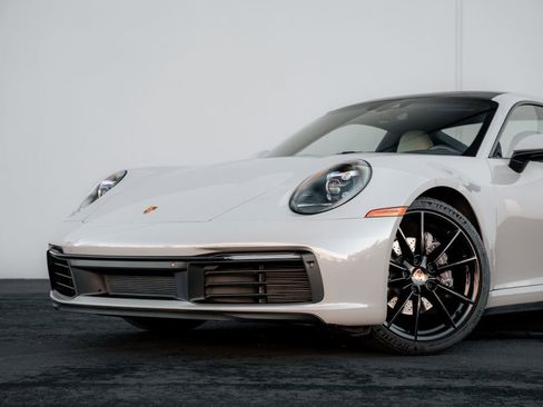 Used 2022 Porsche 911 Carrera image 3