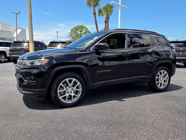 Certified 2023 Jeep Compass Latitude AWD/4WD image 3