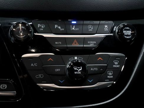 Used 2020 Chrysler Pacifica Touring-L w/ Advanced Safetytec Group image 32