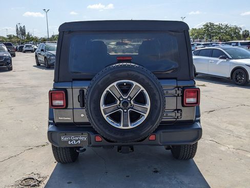 Used 2018 Jeep Wrangler Unlimited Sahara AWD/4WD image 7