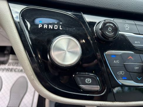 Used 2020 Chrysler Pacifica Touring-L FWD image 19