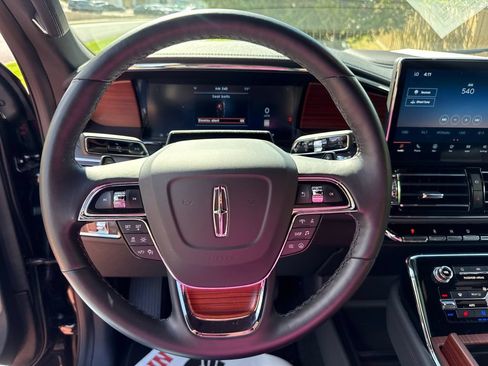 Certified 2024 Lincoln Navigator Premiere AWD/4WD image 16