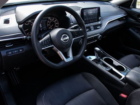 Used 2024 Nissan Altima 2.5 SV FWD image 9