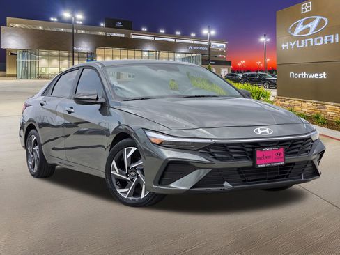 Used 2025 Hyundai Elantra Sport image 3