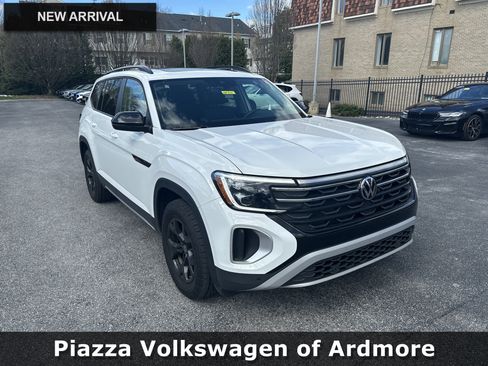 Used 2025 Volkswagen Atlas Peak Edition SE image 1