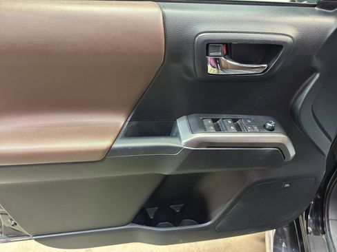 Used 2016 Toyota Tacoma Limited w/ Towing Package image 13