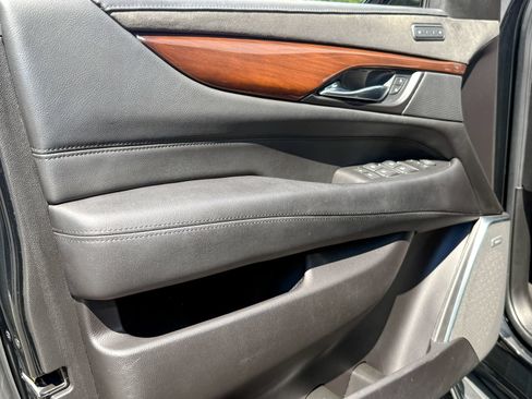 Used 2019 Cadillac Escalade Luxury AWD/4WD image 16