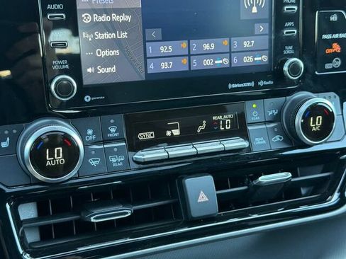 Used 2022 Toyota Highlander XLE AWD/4WD image 26