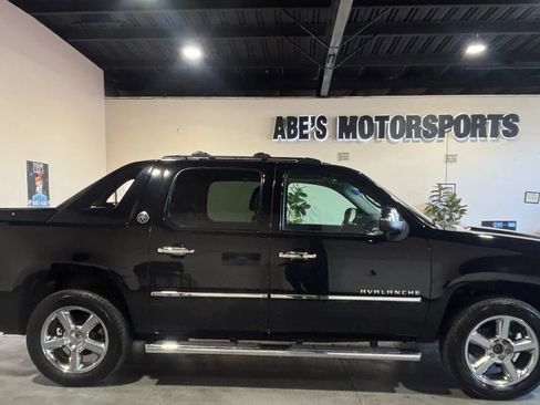 Used 2013 Chevrolet Avalanche LTZ image 5