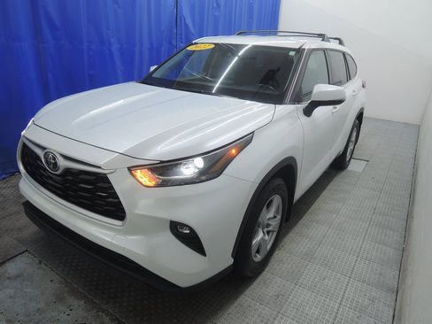 Used 2022 Toyota Highlander LE image 3