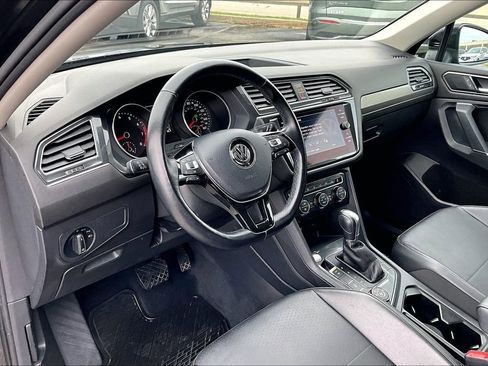 Used 2018 Volkswagen Tiguan SEL AWD/4WD image 16