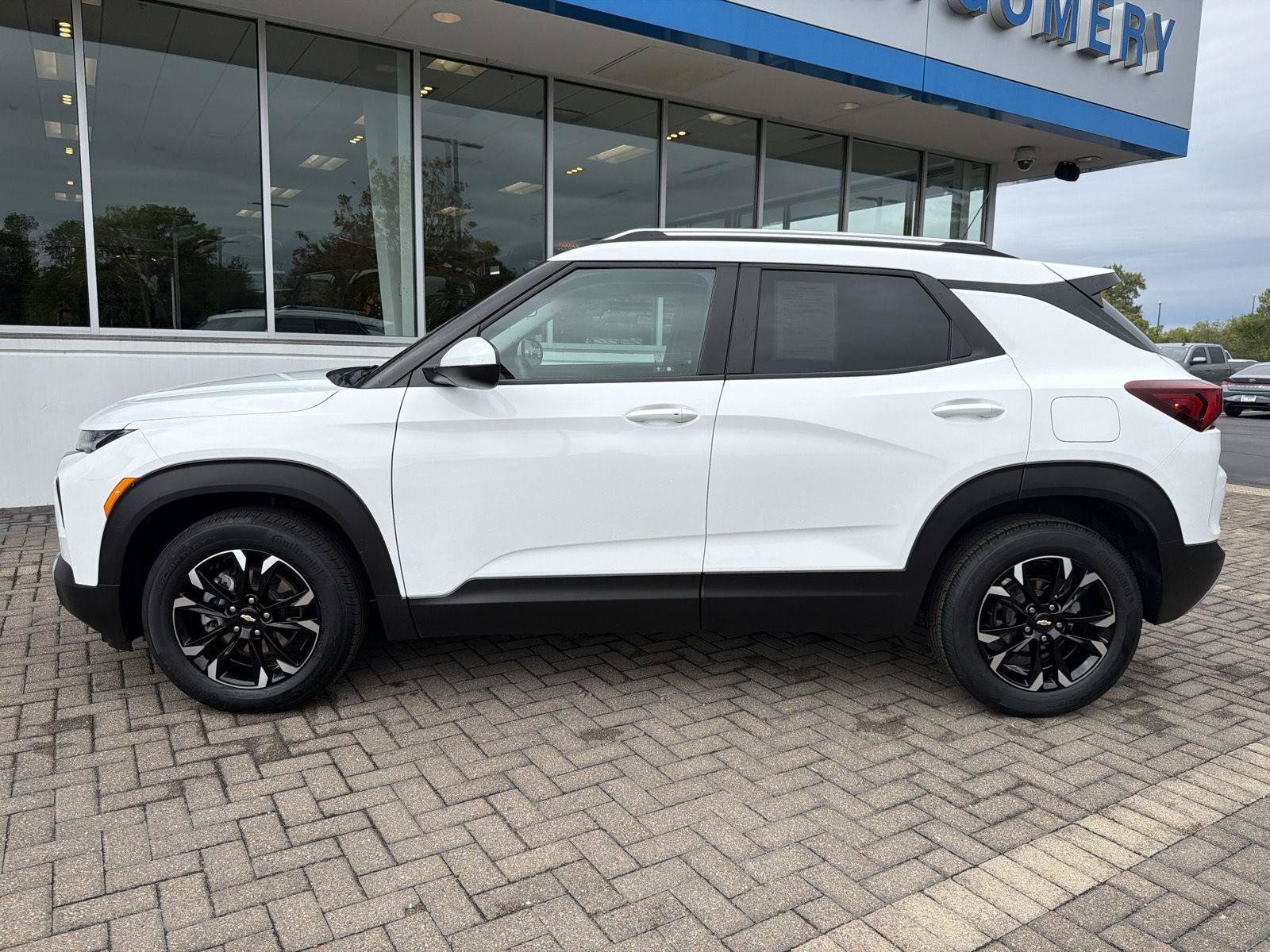 Used 2023 Chevrolet TrailBlazer LT FWD image 2