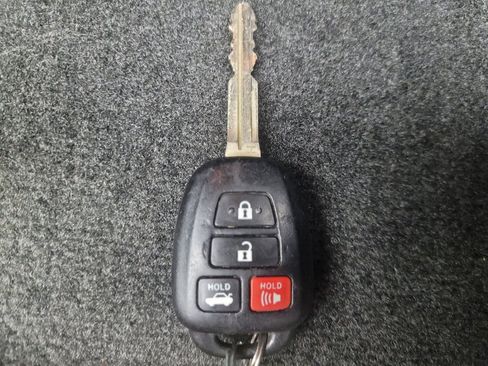 Used 2016 Toyota Camry LE w/ Four Season Floor Mat Package FWD image 32