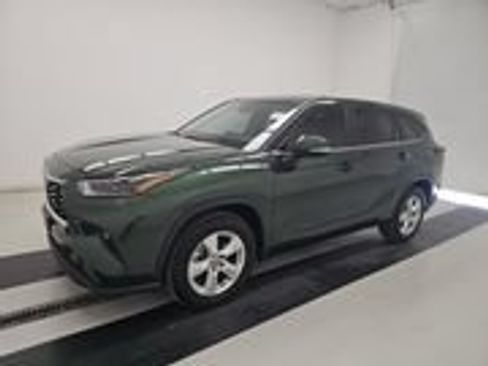 Used 2025 Toyota Highlander LE FWD image 1