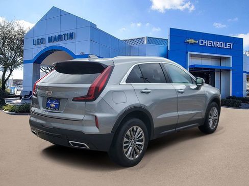 Used 2025 Cadillac XT4 Premium Luxury image 3